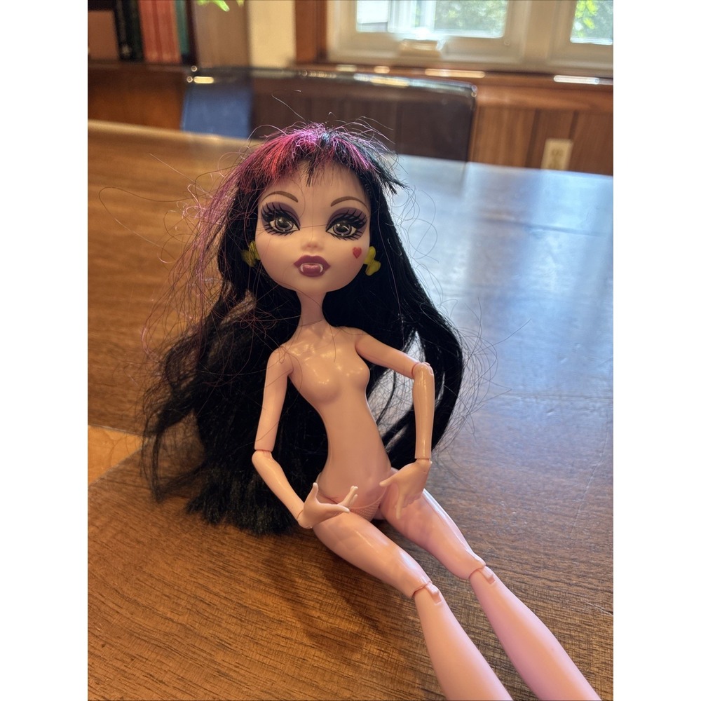 Monster High Gloom Beach Draculaura NUDE with Earrings